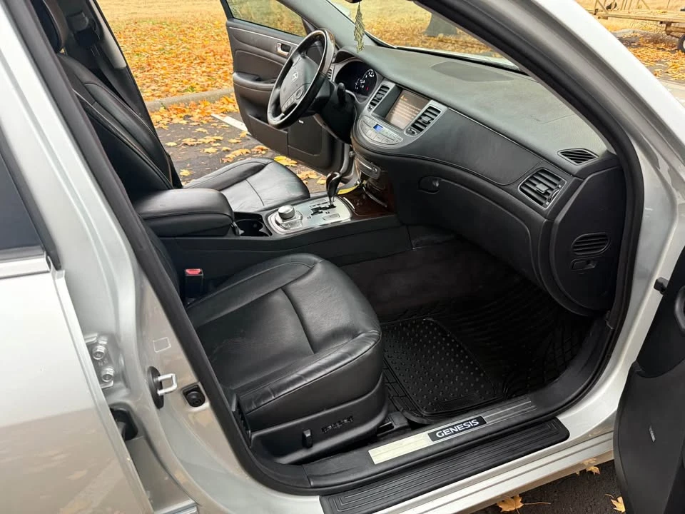 2010 Hyundai Genesis - Image 11 of 12