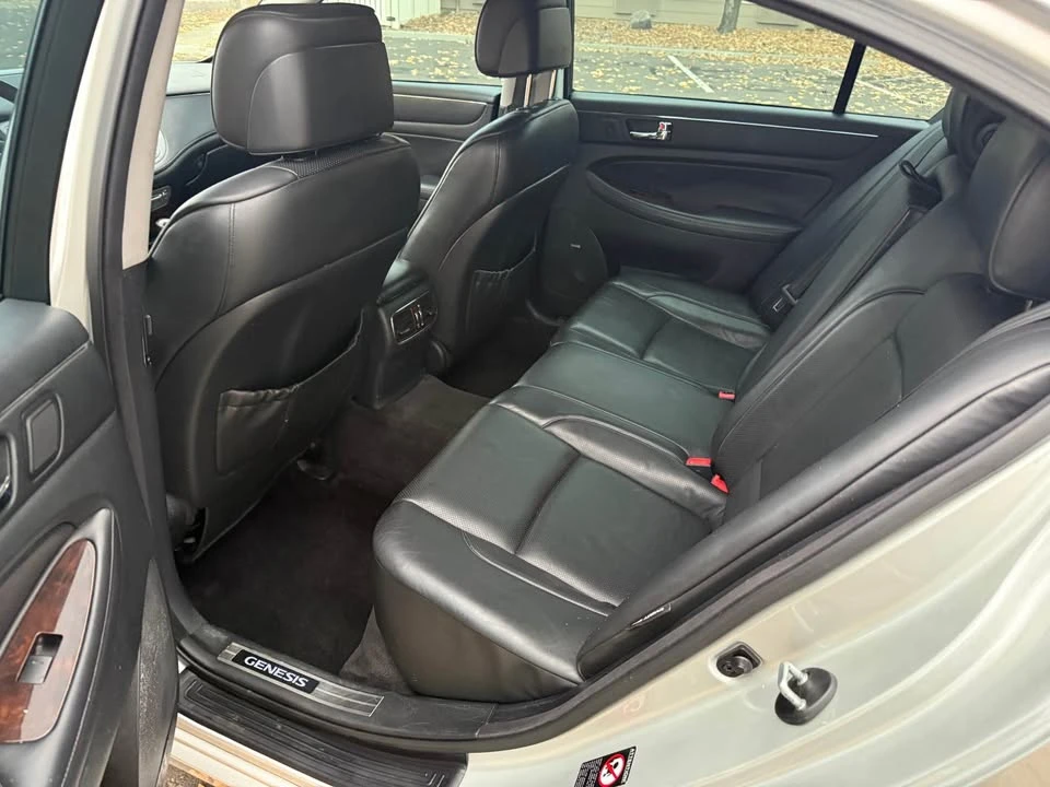 2010 Hyundai Genesis - Image 10 of 12