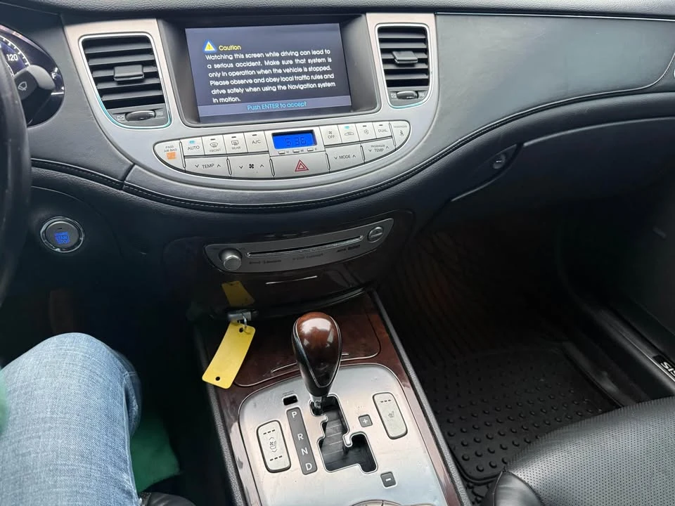 2010 Hyundai Genesis - Image 13 of 17