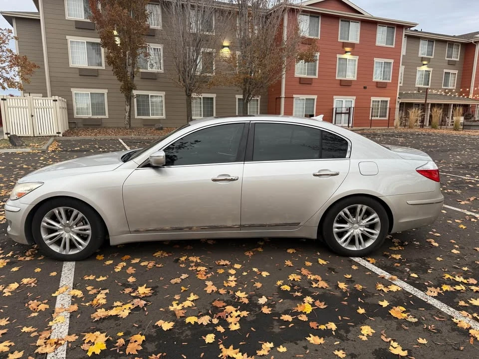 2010 Hyundai Genesis - Image 2 of 17