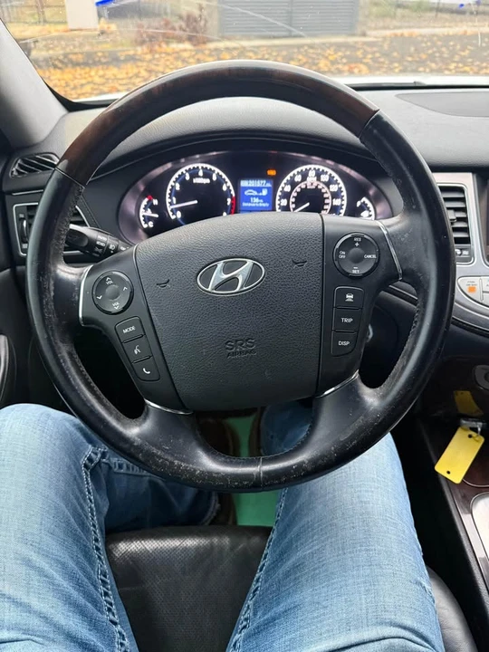 2010 Hyundai Genesis - Image 12 of 17