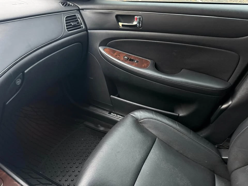 2010 Hyundai Genesis - Image 11 of 17