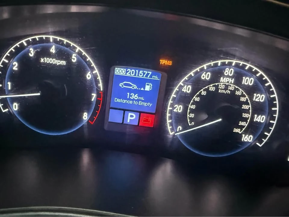 2010 Hyundai Genesis - Image 14 of 17