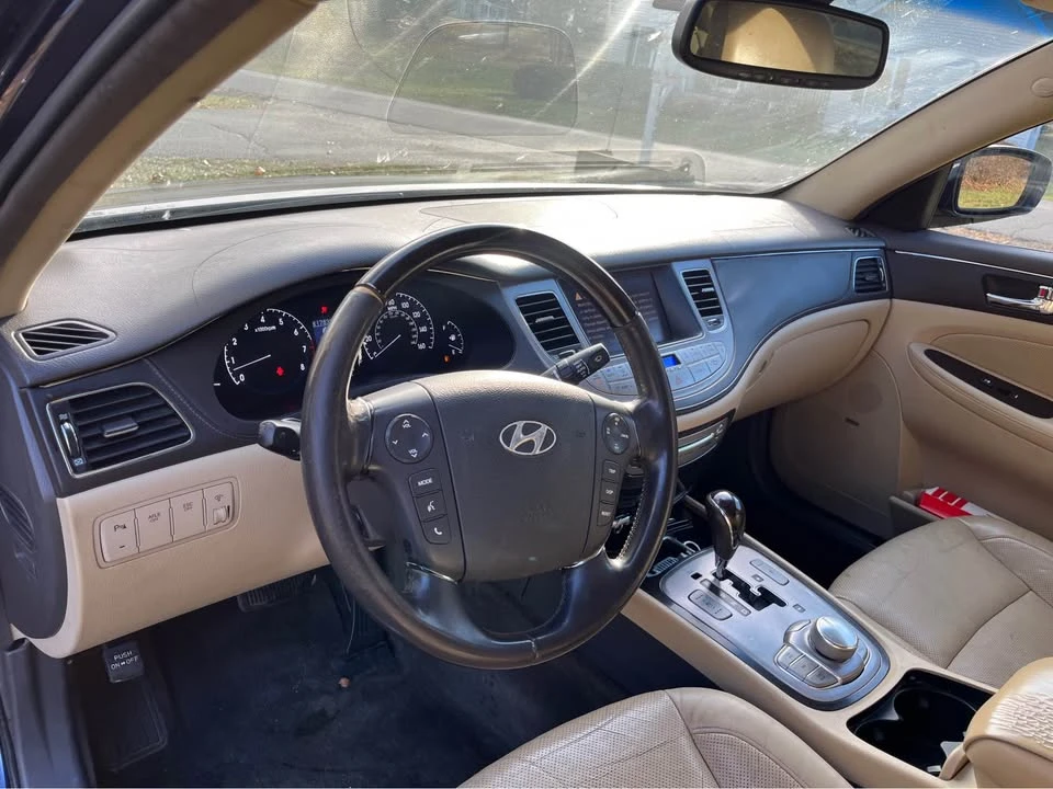 2010 Hyundai Genesis - Image 11 of 20