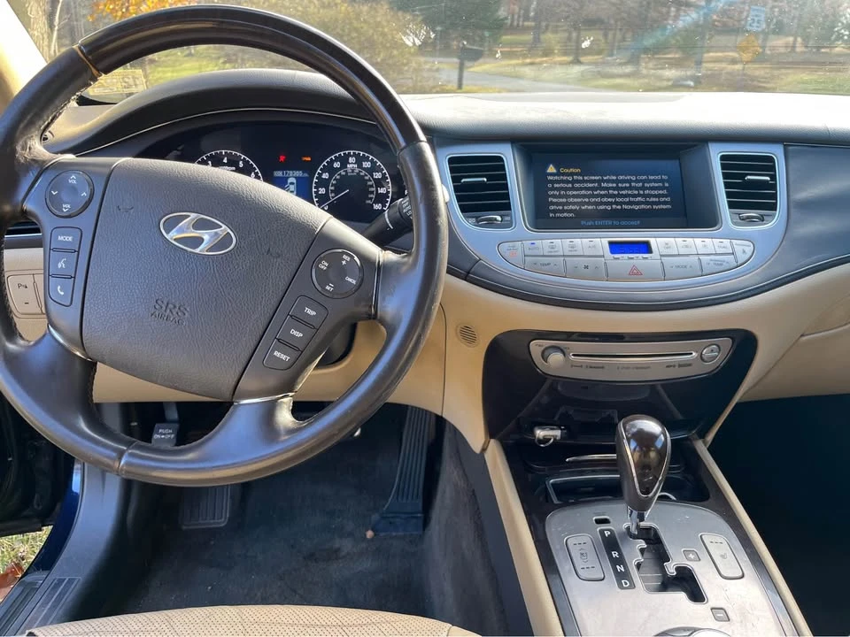 2010 Hyundai Genesis - Image 16 of 20