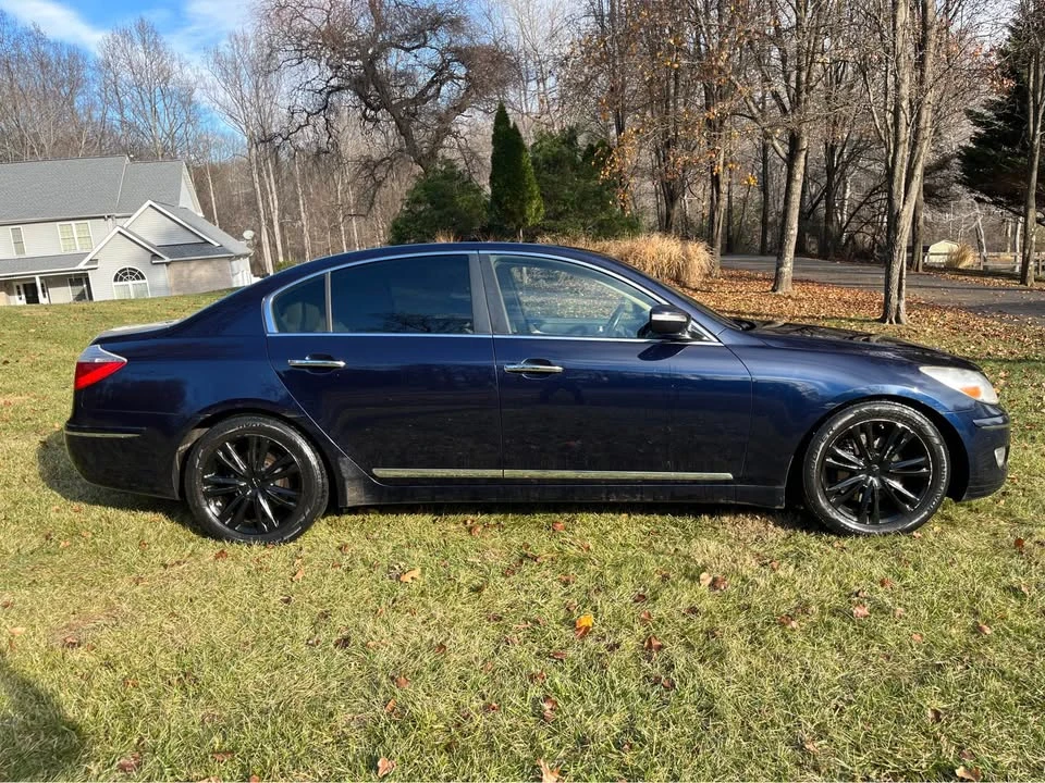 2010 Hyundai Genesis - Image 2 of 20