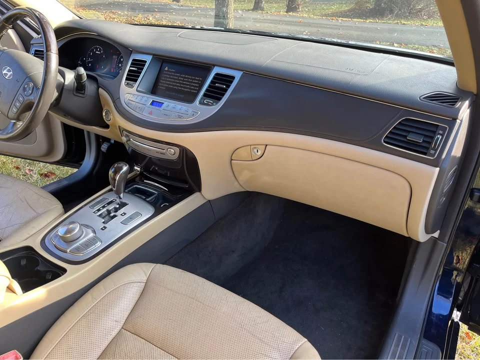 2010 Hyundai Genesis - Image 15 of 20