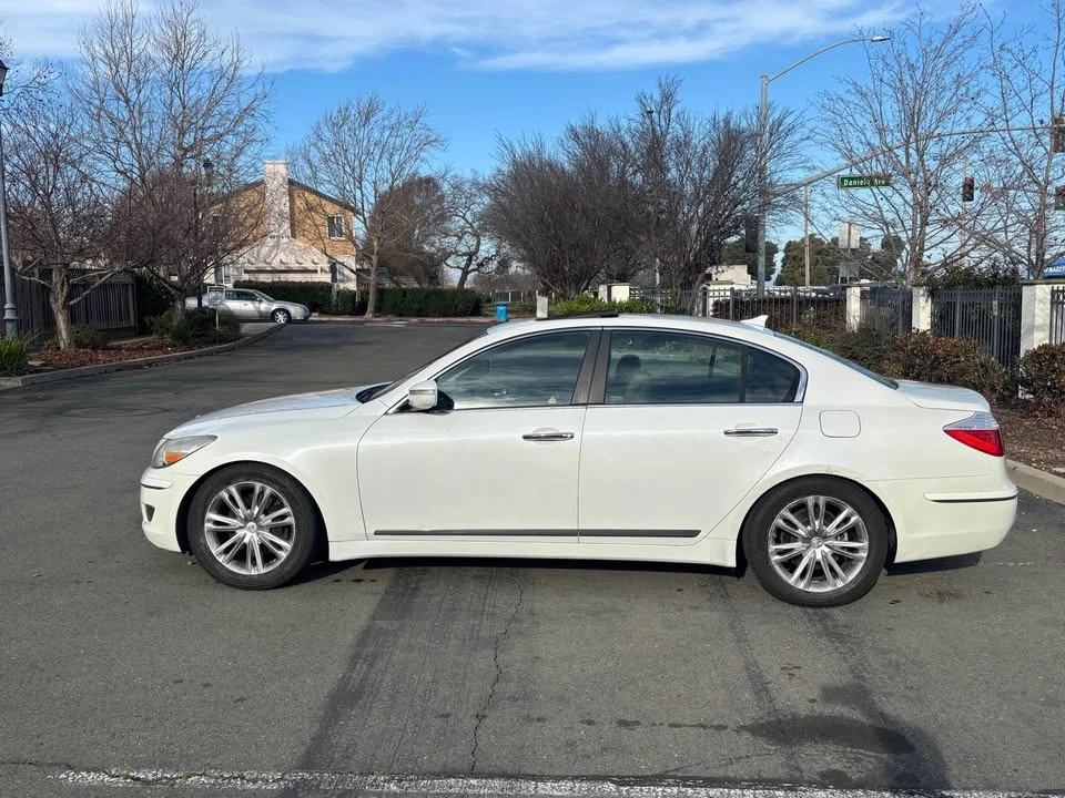 2010 Hyundai Genesis - Image 2 of 9