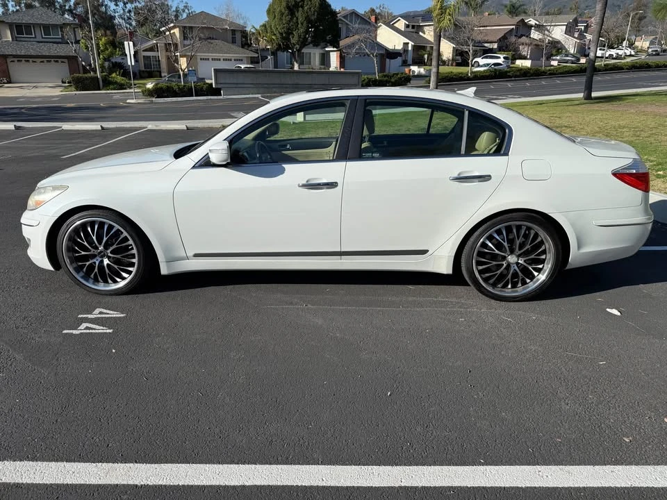 2010 Hyundai Genesis - Image 8 of 19