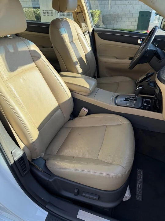 2010 Hyundai Genesis - Image 14 of 19