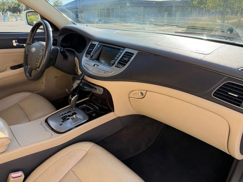 2010 Hyundai Genesis - Image 15 of 19
