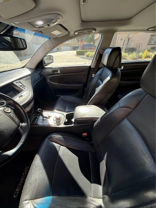 2010 Hyundai Genesis - Image 10 of 12