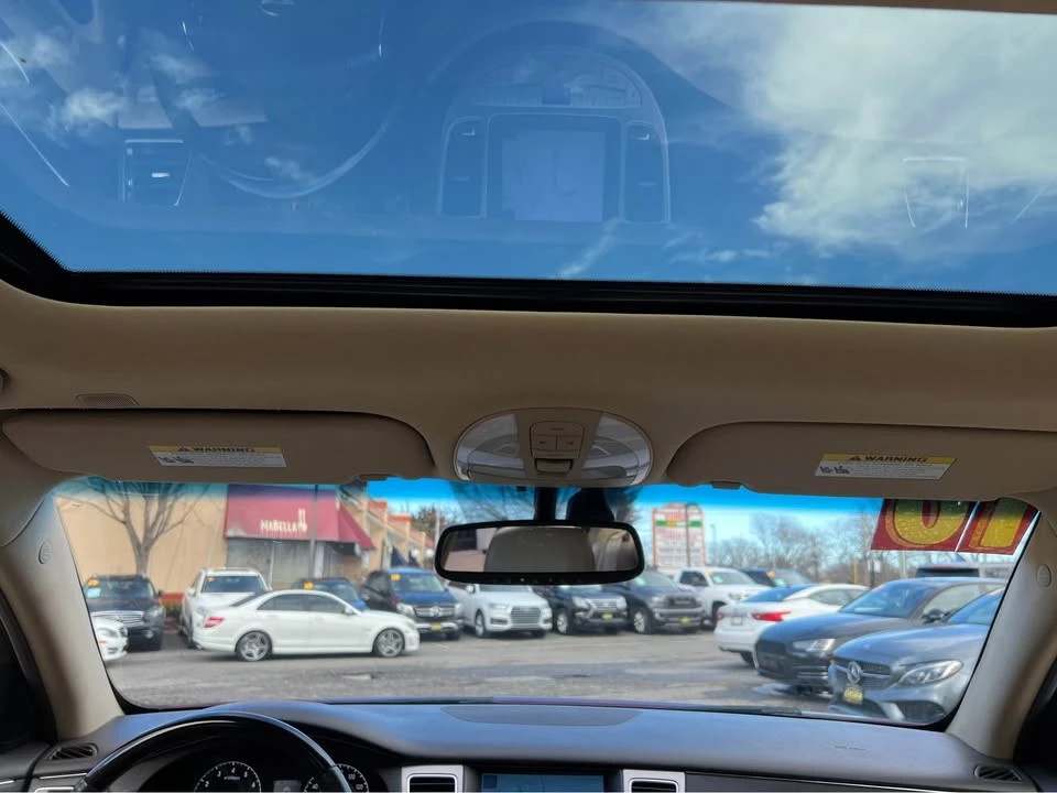 2010 Hyundai Genesis - Image 12 of 20