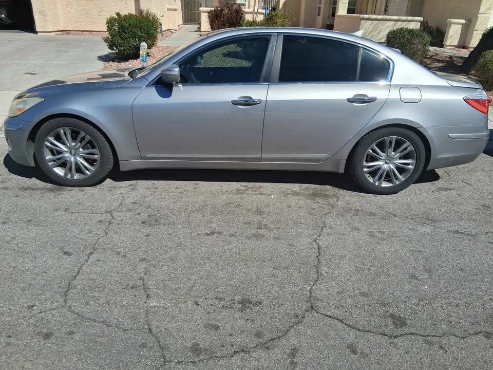 2010 Hyundai Genesis - Image 5 of 10