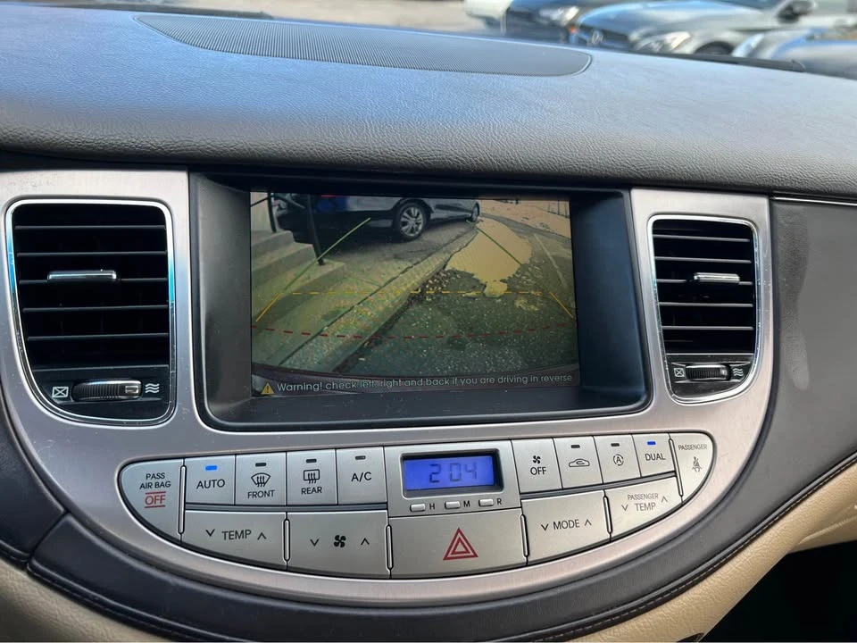 2010 Hyundai Genesis - Image 11 of 20