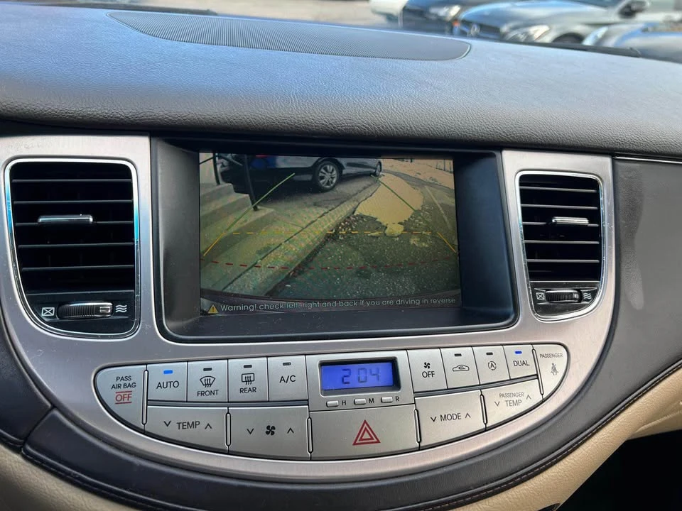 2010 Hyundai Genesis - Image 18 of 20