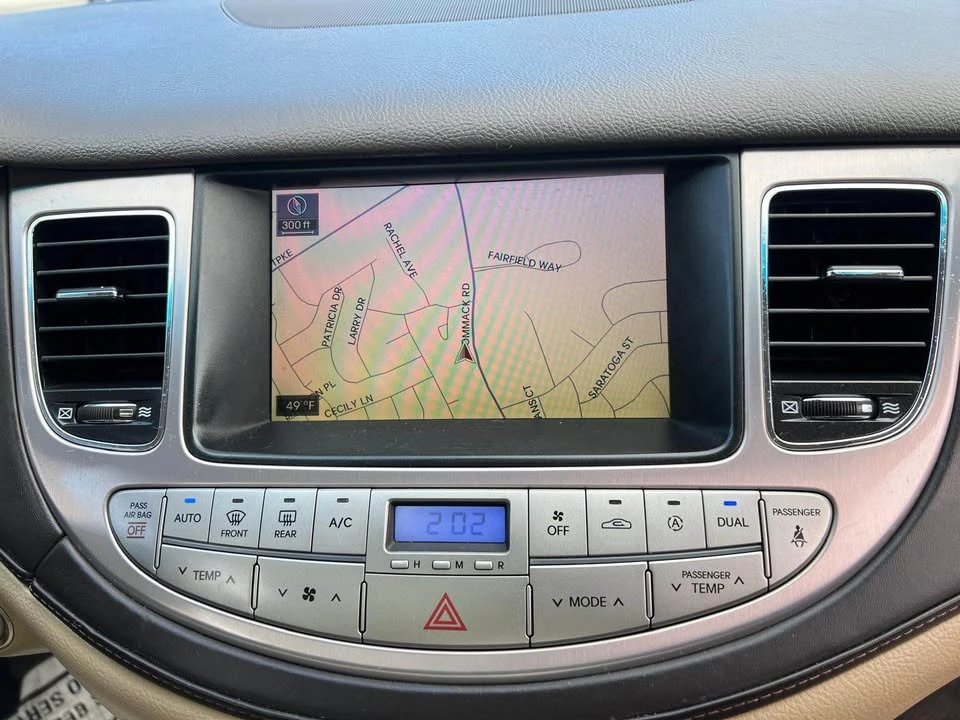 2010 Hyundai Genesis - Image 8 of 20