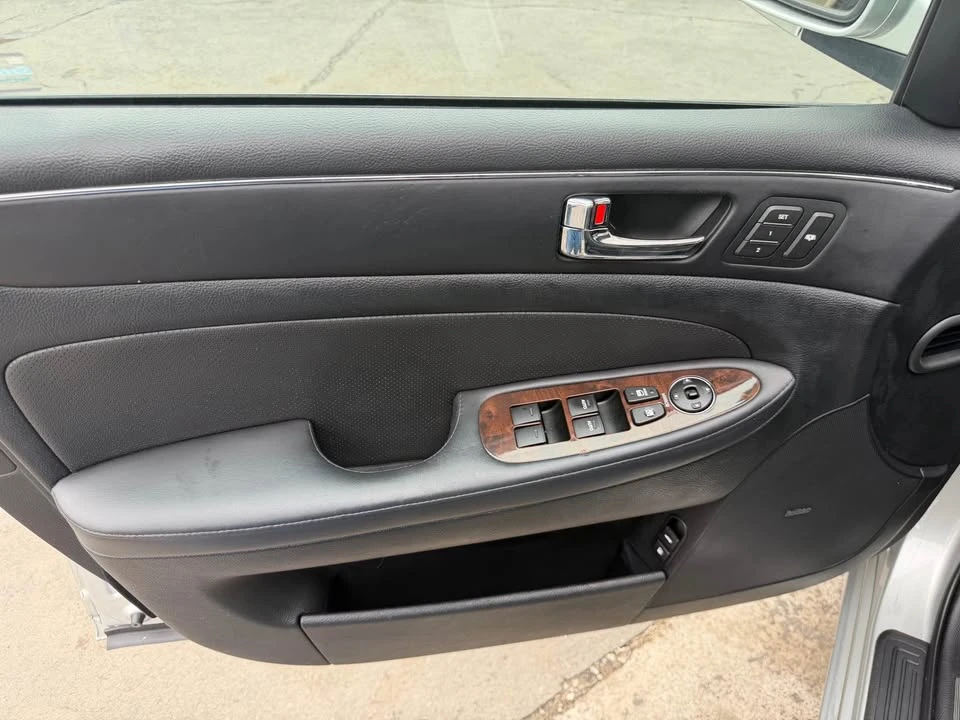 2010 Hyundai Genesis - Image 8 of 17