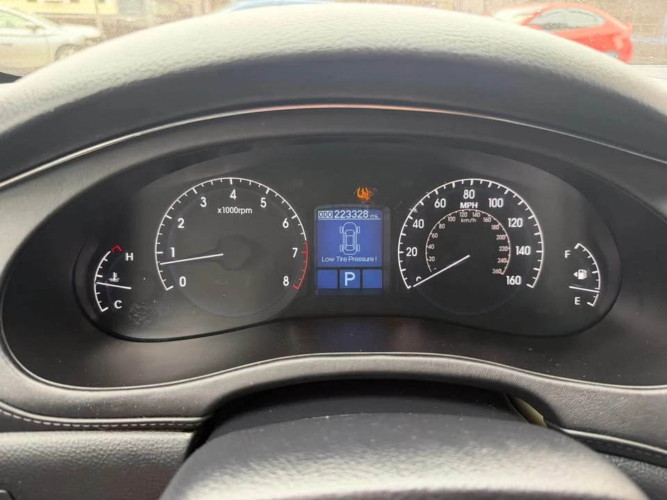 2010 Hyundai Genesis - Image 11 of 17