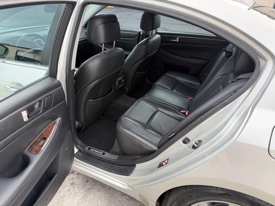 2010 Hyundai Genesis - Image 9 of 15