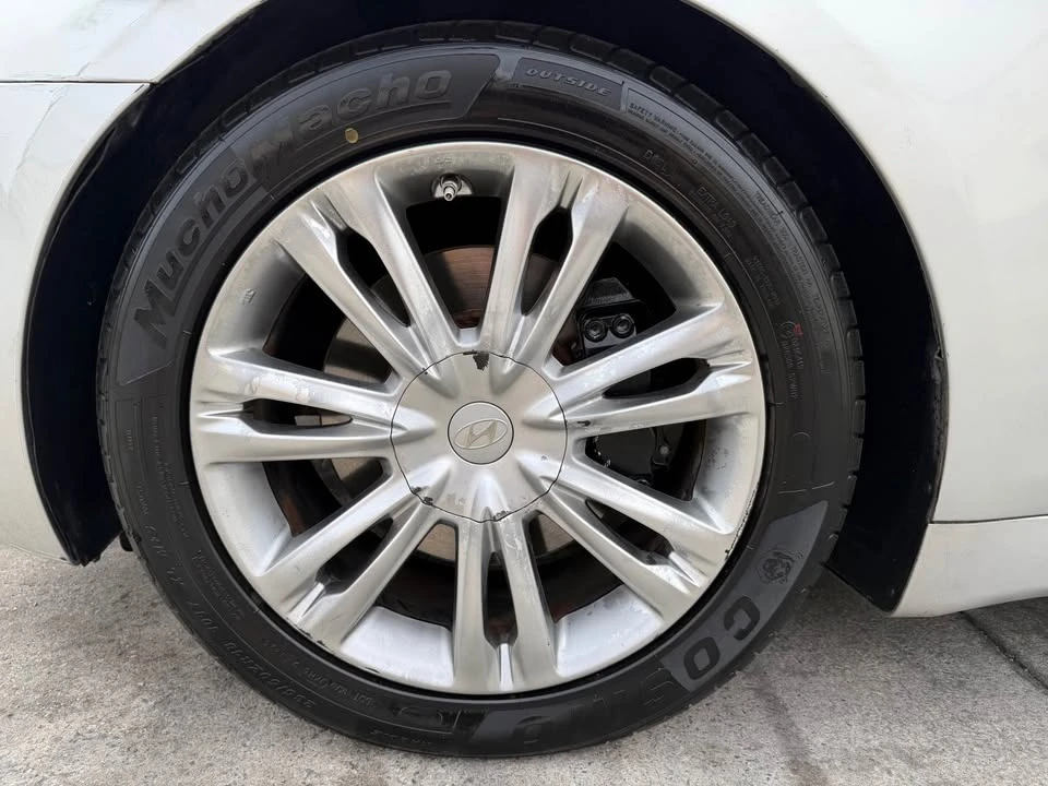 2010 Hyundai Genesis - Image 14 of 15