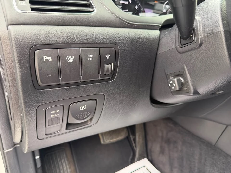 2010 Hyundai Genesis - Image 13 of 15