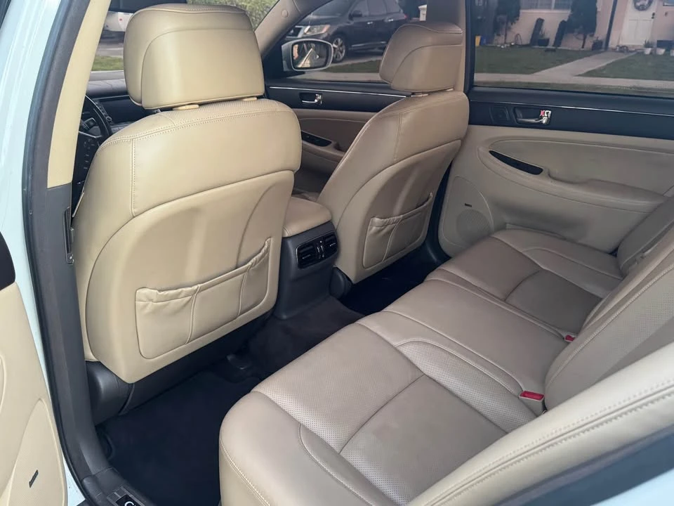 2010 Hyundai Genesis - Image 10 of 13