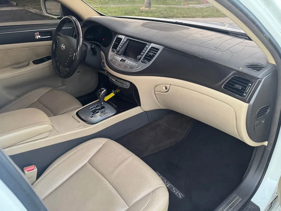 2010 Hyundai Genesis - Image 12 of 13