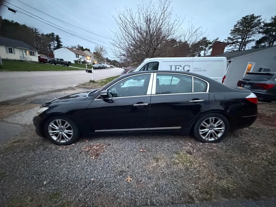 2010 Hyundai Genesis - Image 2 of 11