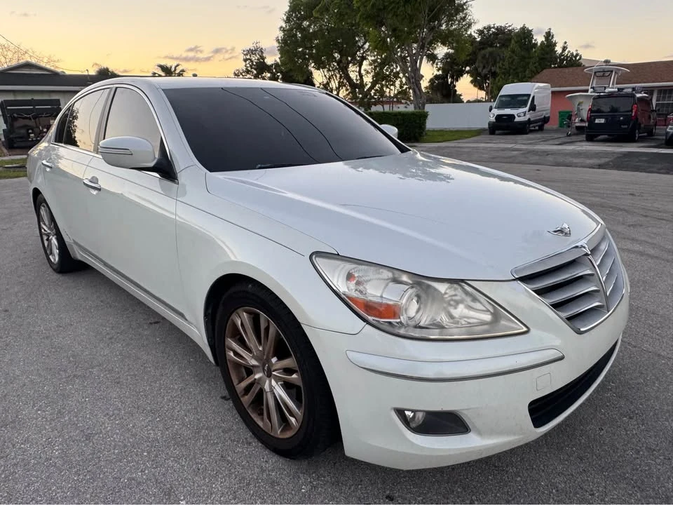 2010 Hyundai Genesis - Image 6 of 12