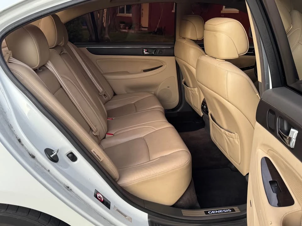 2010 Hyundai Genesis - Image 8 of 10