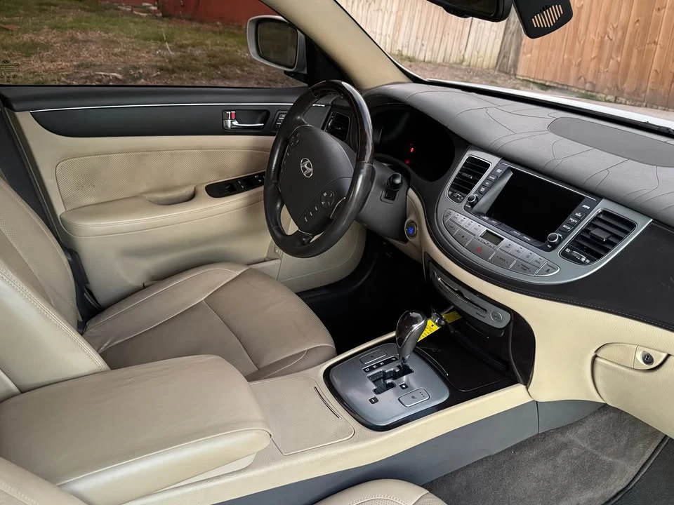 2010 Hyundai Genesis - Image 5 of 10
