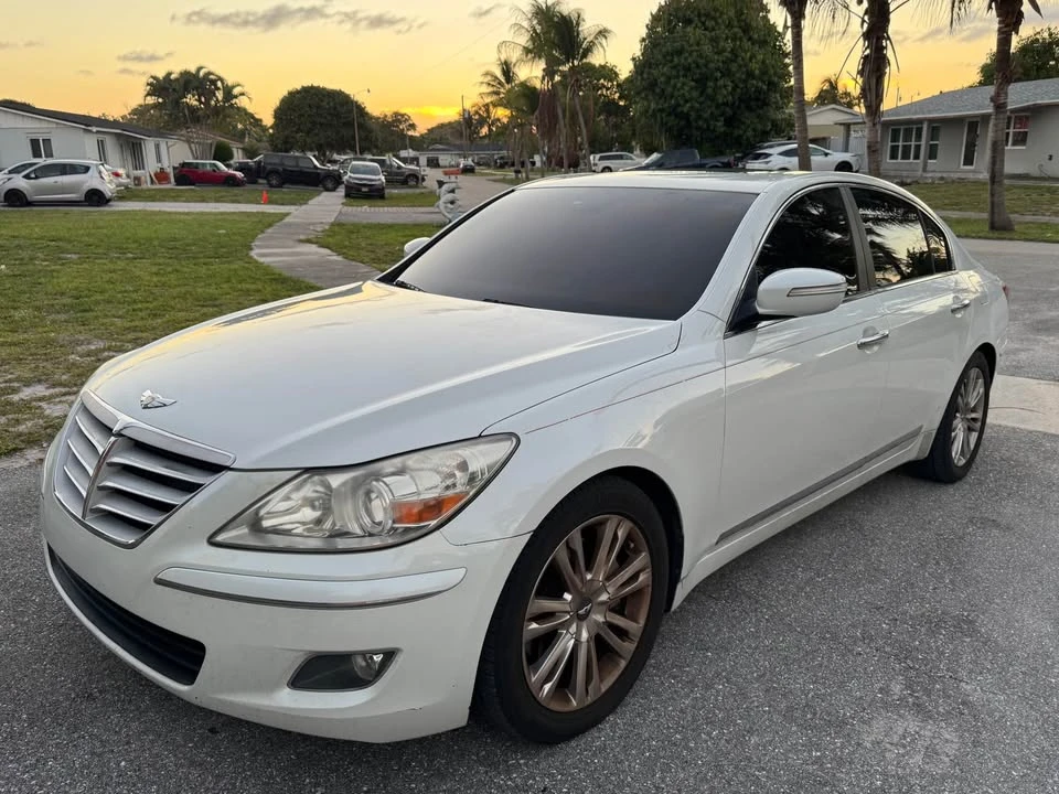 2010 Hyundai Genesis - Image 4 of 10