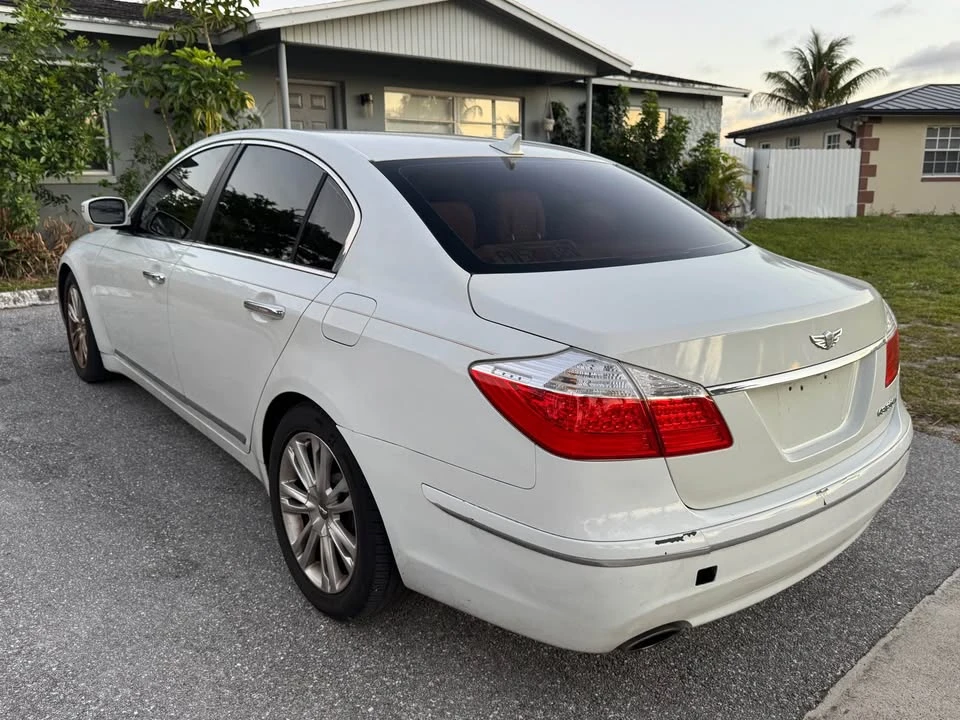 2010 Hyundai Genesis - Image 3 of 10