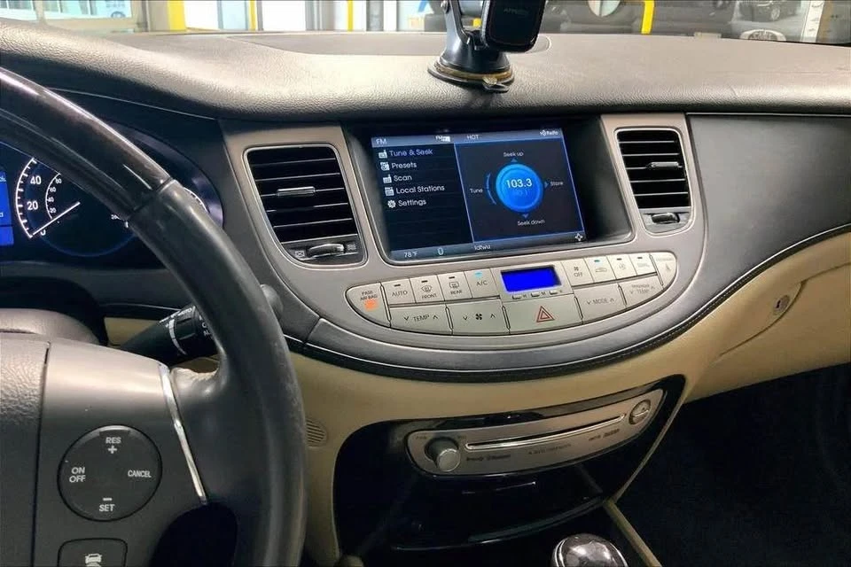 2010 Hyundai Genesis - Image 6 of 20