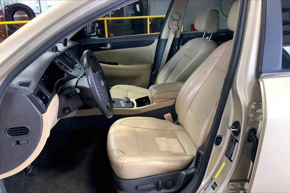 2010 Hyundai Genesis - Image 18 of 20
