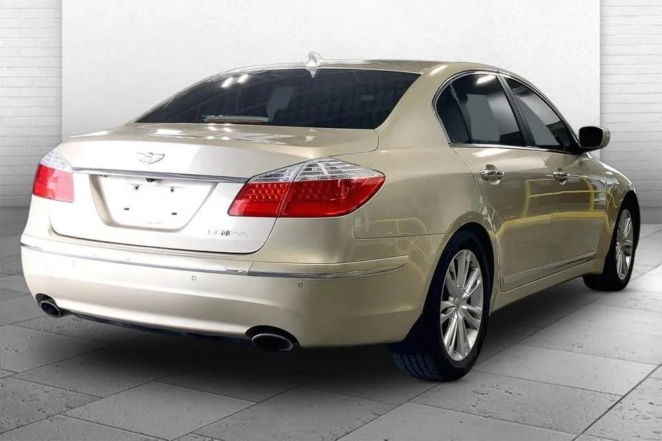2010 Hyundai Genesis - Image 11 of 20