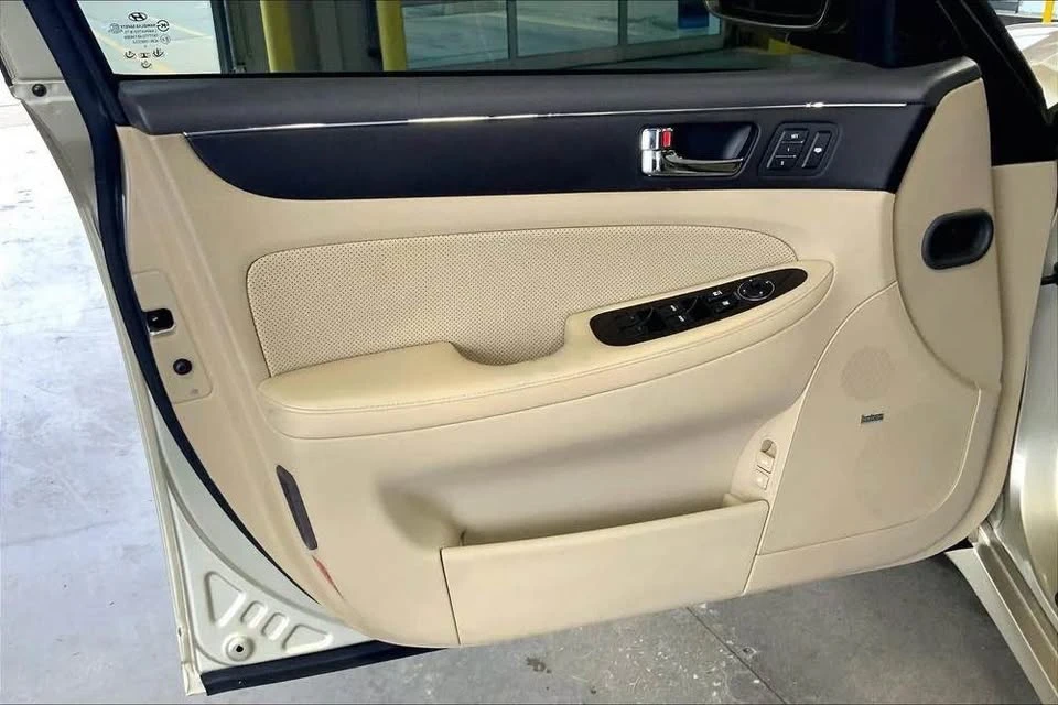 2010 Hyundai Genesis - Image 19 of 20