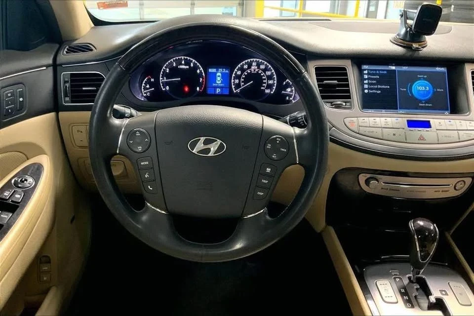 2010 Hyundai Genesis - Image 5 of 20