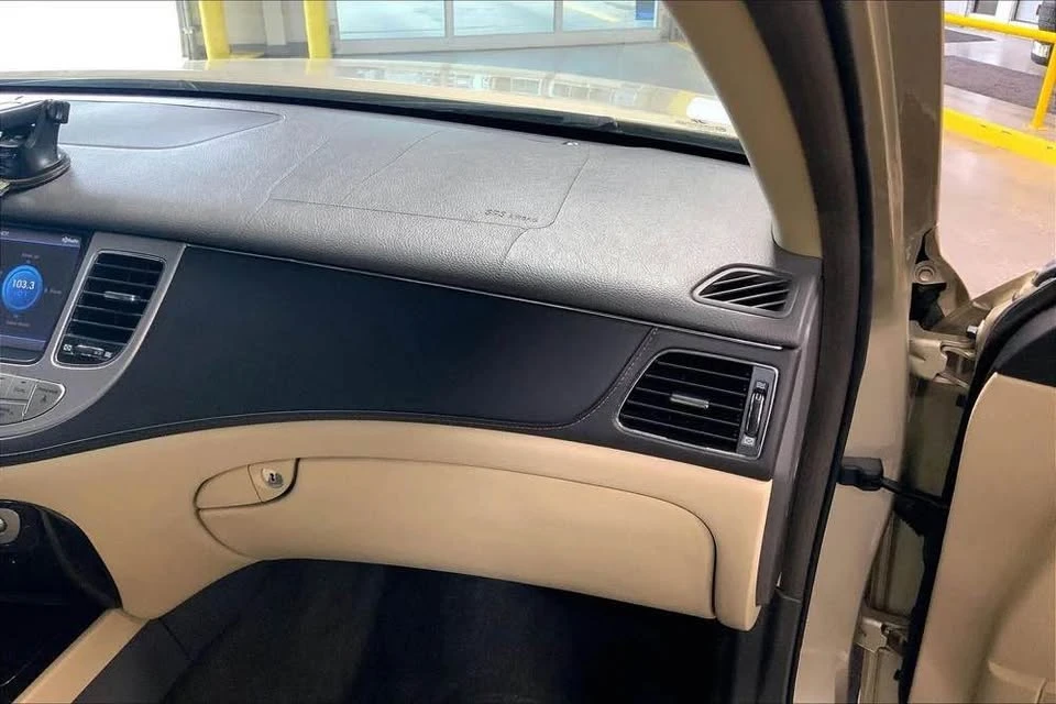 2010 Hyundai Genesis - Image 14 of 20