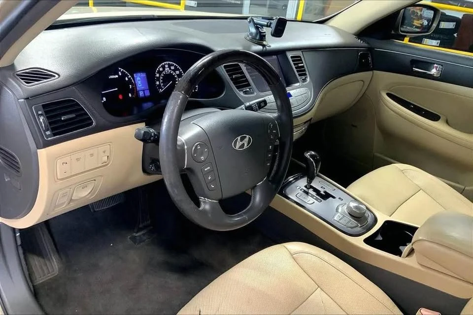 2010 Hyundai Genesis - Image 12 of 20