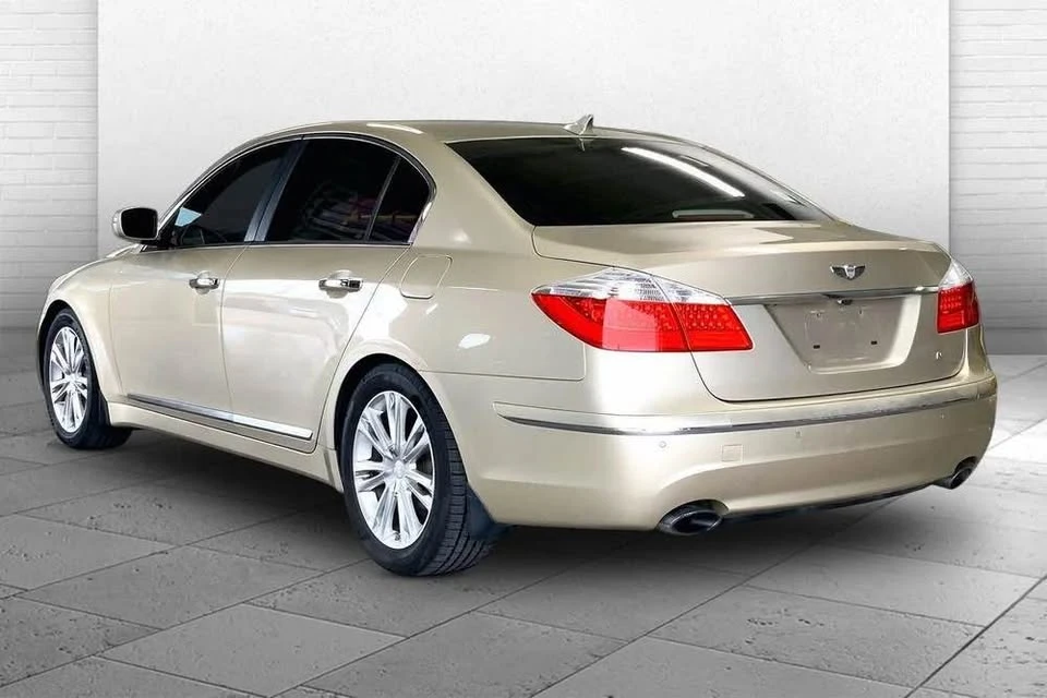 2010 Hyundai Genesis - Image 9 of 20