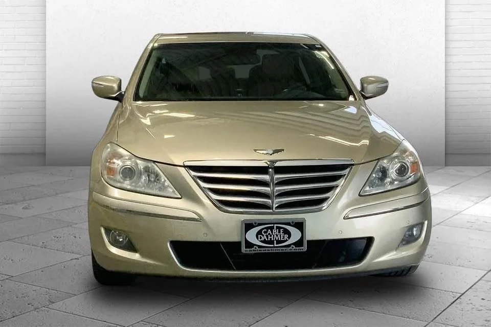 2010 Hyundai Genesis - Image 2 of 20