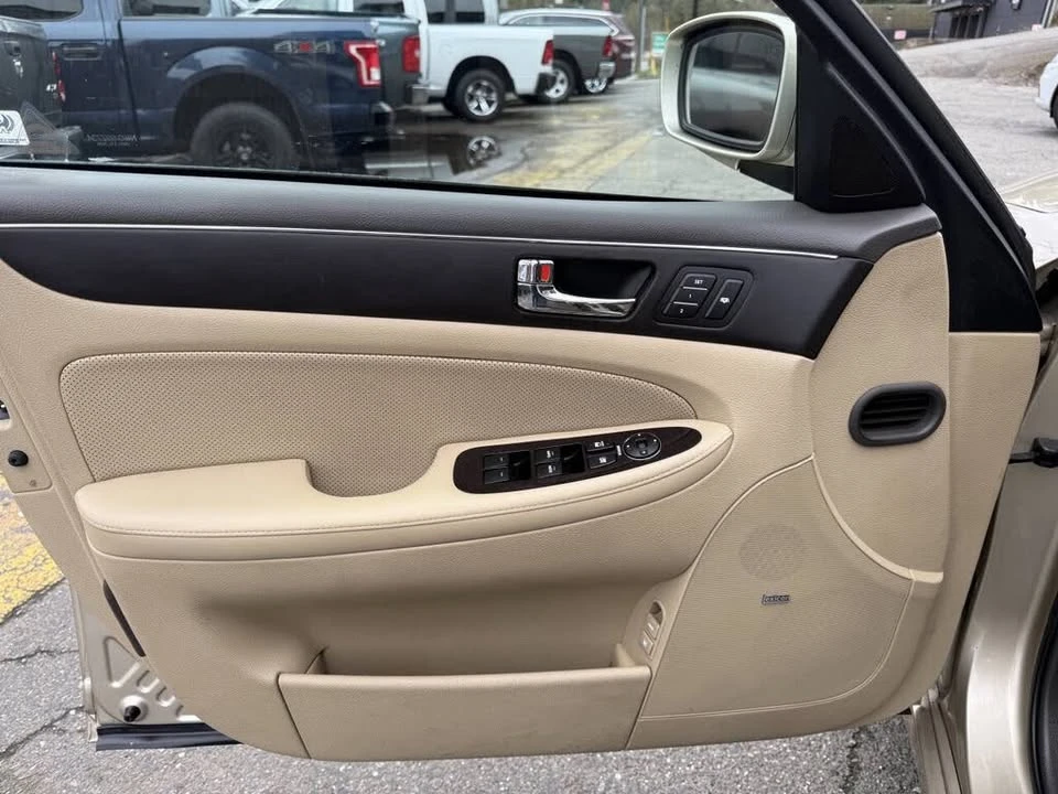 2010 Hyundai Genesis - Image 17 of 20
