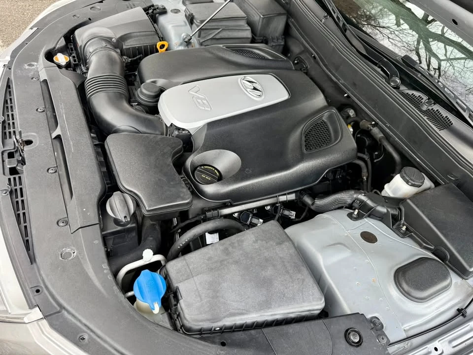 2010 Hyundai Genesis - Image 16 of 19
