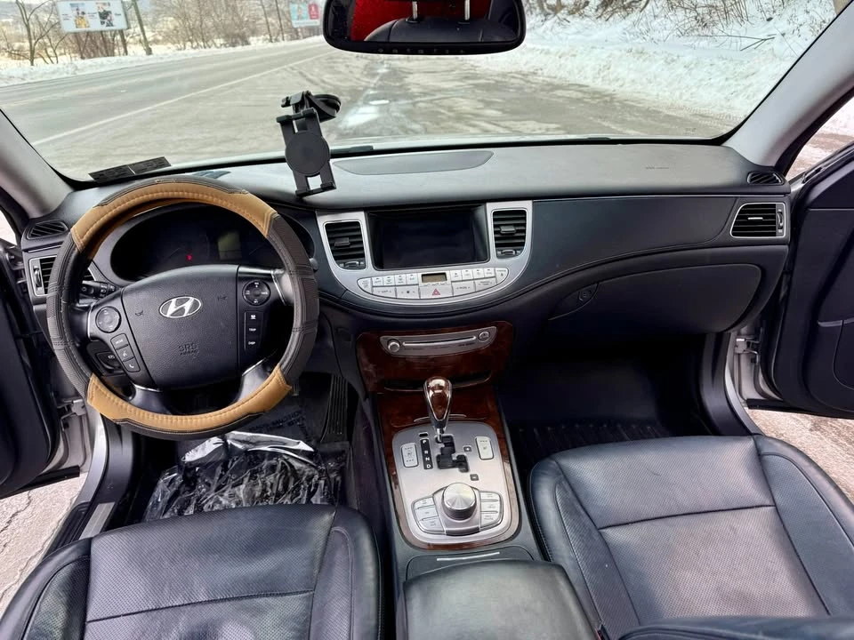 2010 Hyundai Genesis - Image 12 of 19