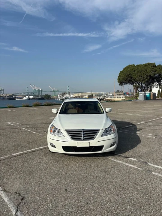 2010 Hyundai Genesis - Image 4 of 14