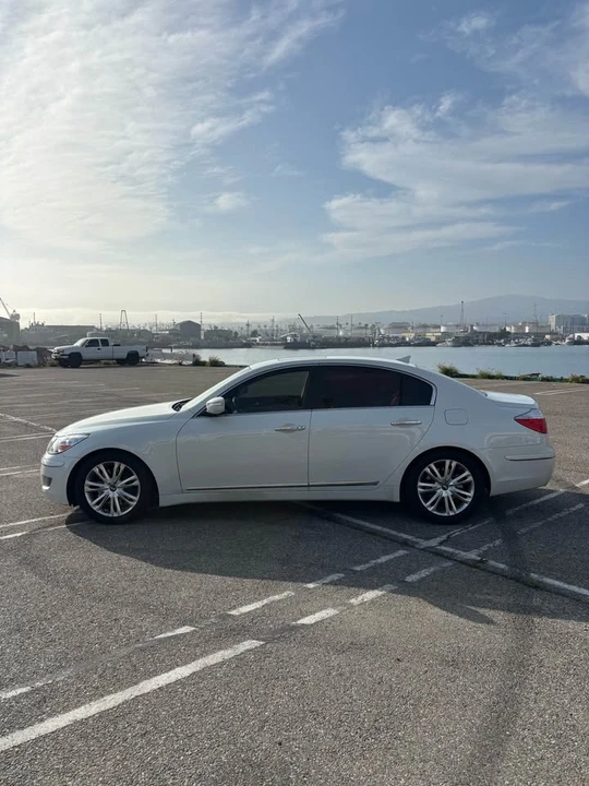 2010 Hyundai Genesis - Image 7 of 14