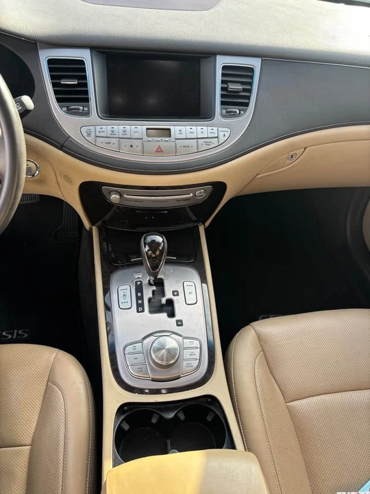 2010 Hyundai Genesis - Image 11 of 14