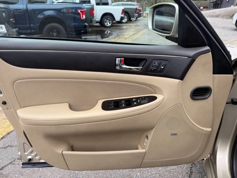 2010 Hyundai Genesis - Image 17 of 20